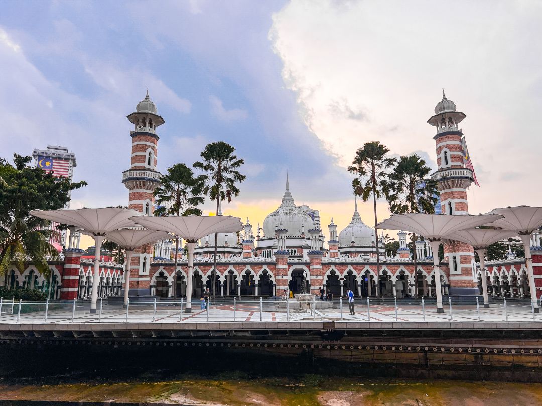 Moschea del sultano Abdul Samad a Kuala Lumpur credit to @wanderlustabout